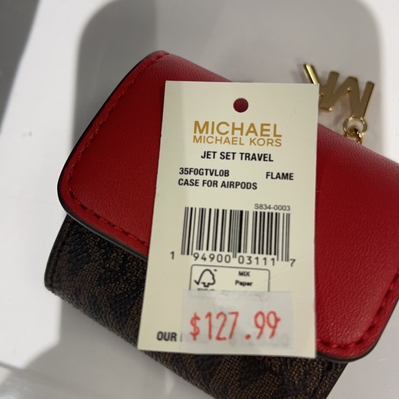 Michael Kors Jet Set Travel AirPod Case - Picture 4 of 4